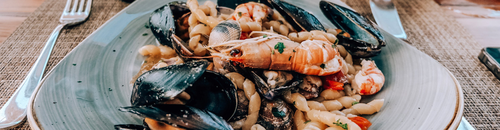 Barbecuemosselen met witbier, knoflook en verse kruiden